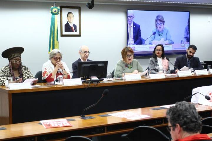 Ativistas criticam deportações em massa dos EUA e pedem medidas de acolhimento de migrantes no Brasil