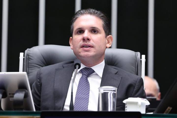 Hugo Motta comemora aprovação de projeto de combate à violência contra mulheres