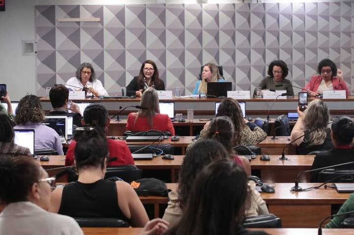 Mulheres pedem aprovação imediata do projeto que torna a misoginia crime