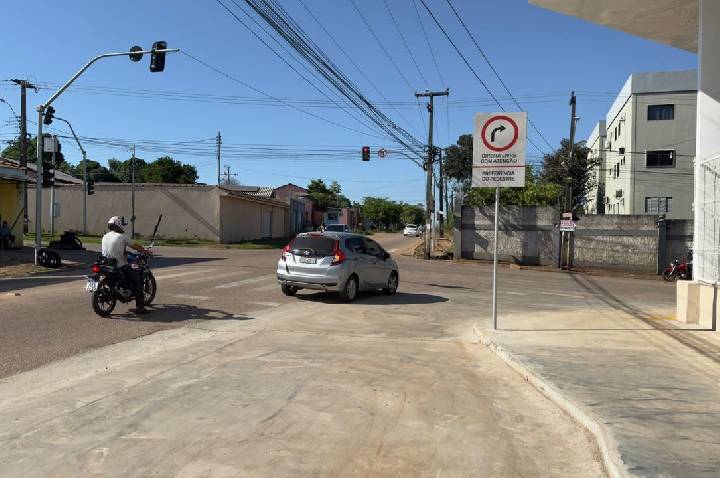 Vereador Edimilson Dourado tem solicitação atendida e instalação de placa “Direita Livre” melhora fluxo de veículos na Zona Sul