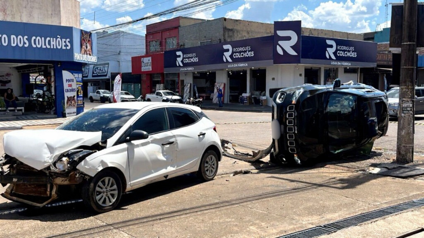 Jeep capota após colisão com HB20 em cruzamento de Porto Velho