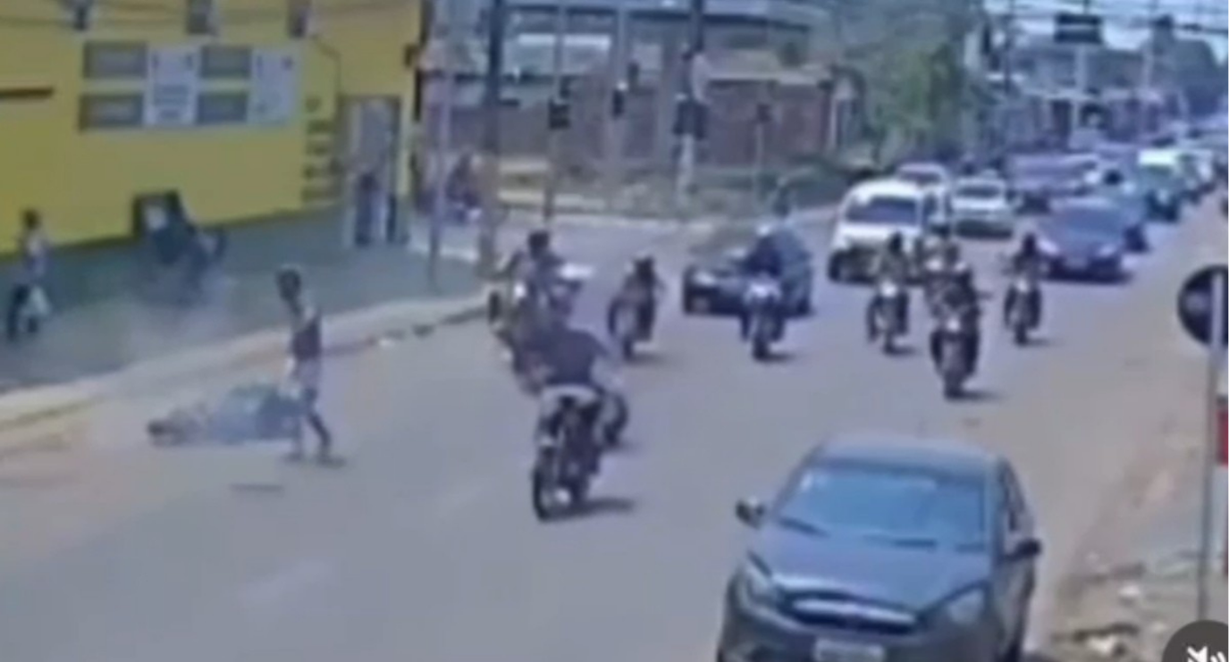 Motociclista cai ao tentar empinar moto em cruzamento de Porto Velho