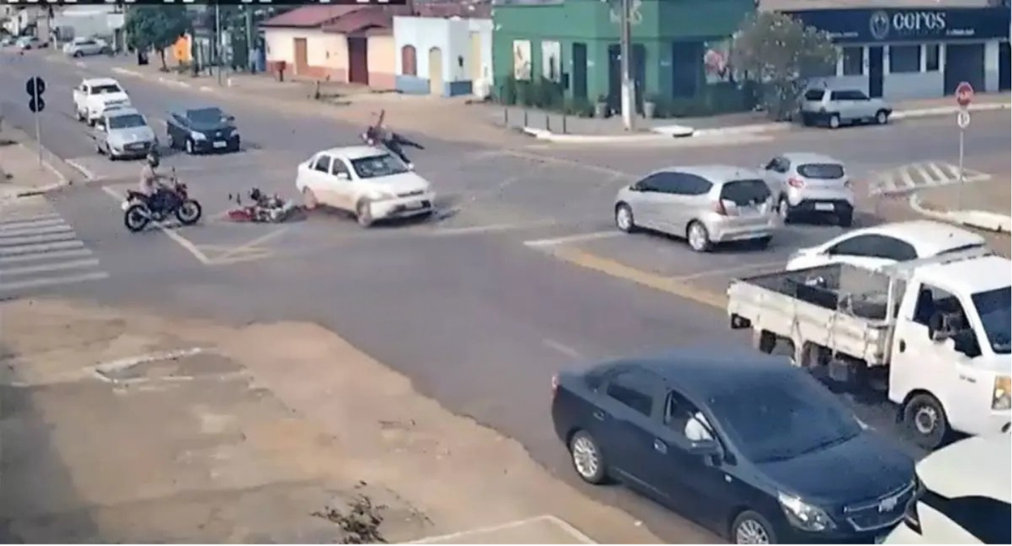 Motociclista fica ferida após colisão com carro no centro de Porto Velho