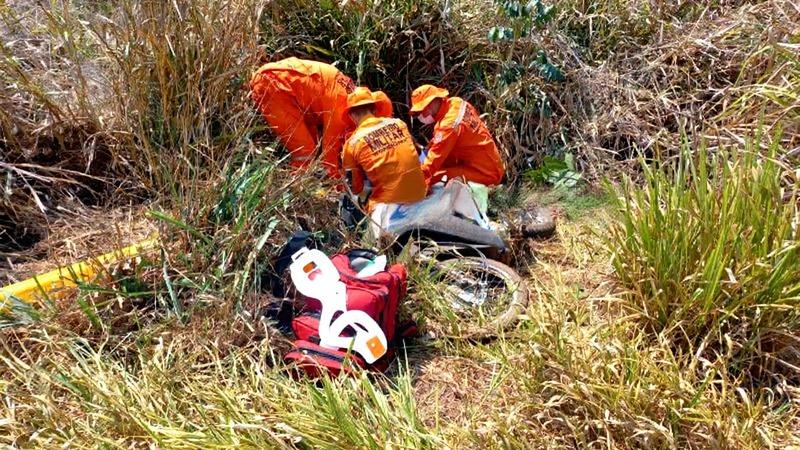Passageira fratura a perna após moto sair da pista na RO-383 em Rolim de Moura