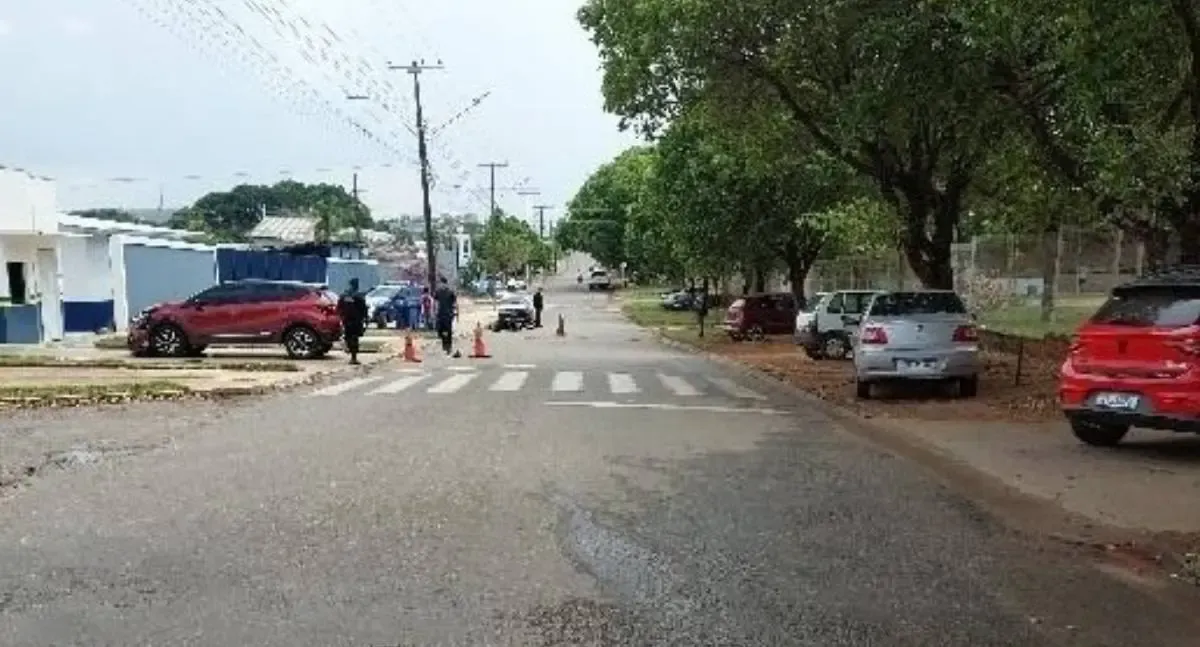 Carro e moto colidem em frente a batalhão da PM em Jaru