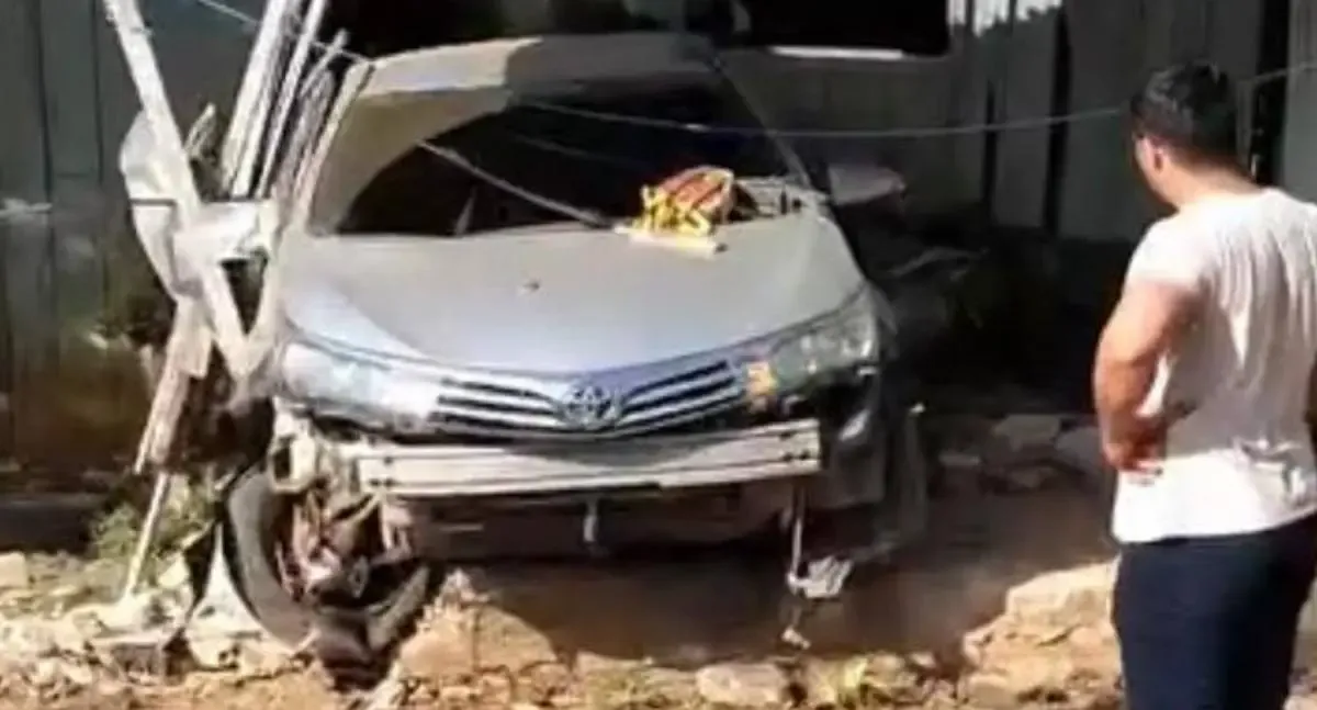 Carro sai da pista e invade residência em Theobroma