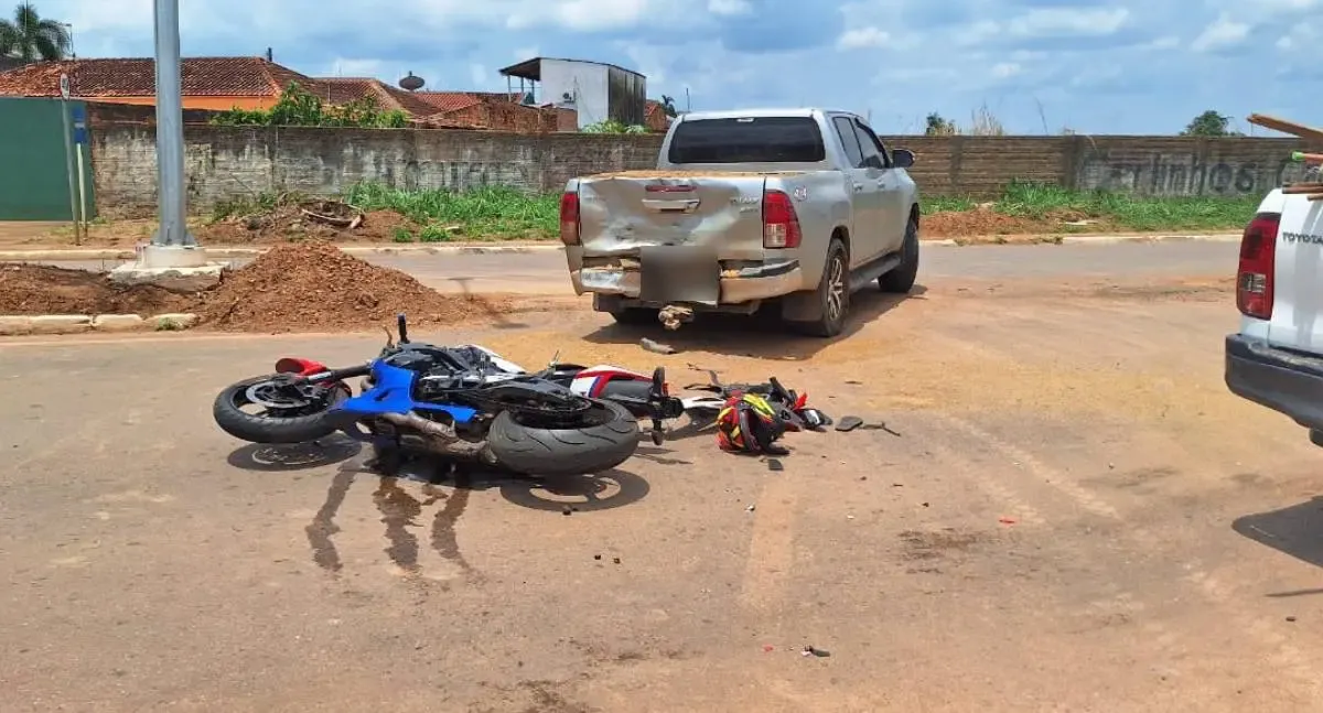 Colisão entre carro e moto deixa estragos na zona Leste de Porto Velho