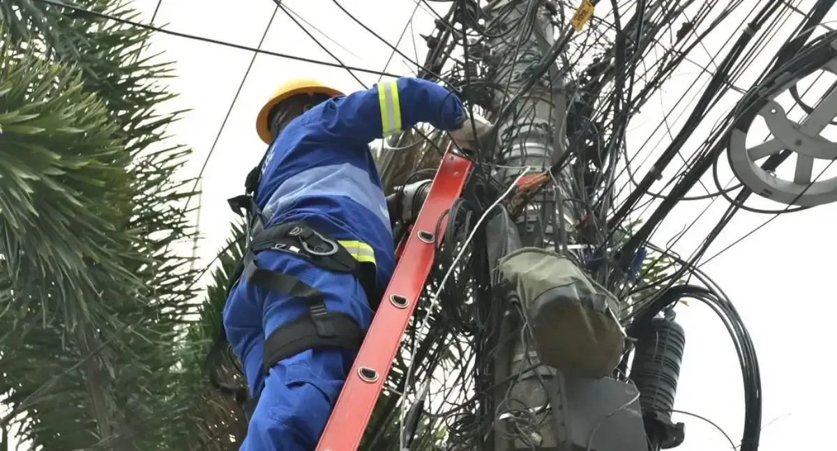 Energisa alerta para riscos de choque em trabalhos próximos à rede elétrica