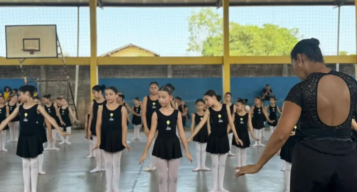 Escola João Ribeiro Soares celebra 25 anos do Projeto de Balé
