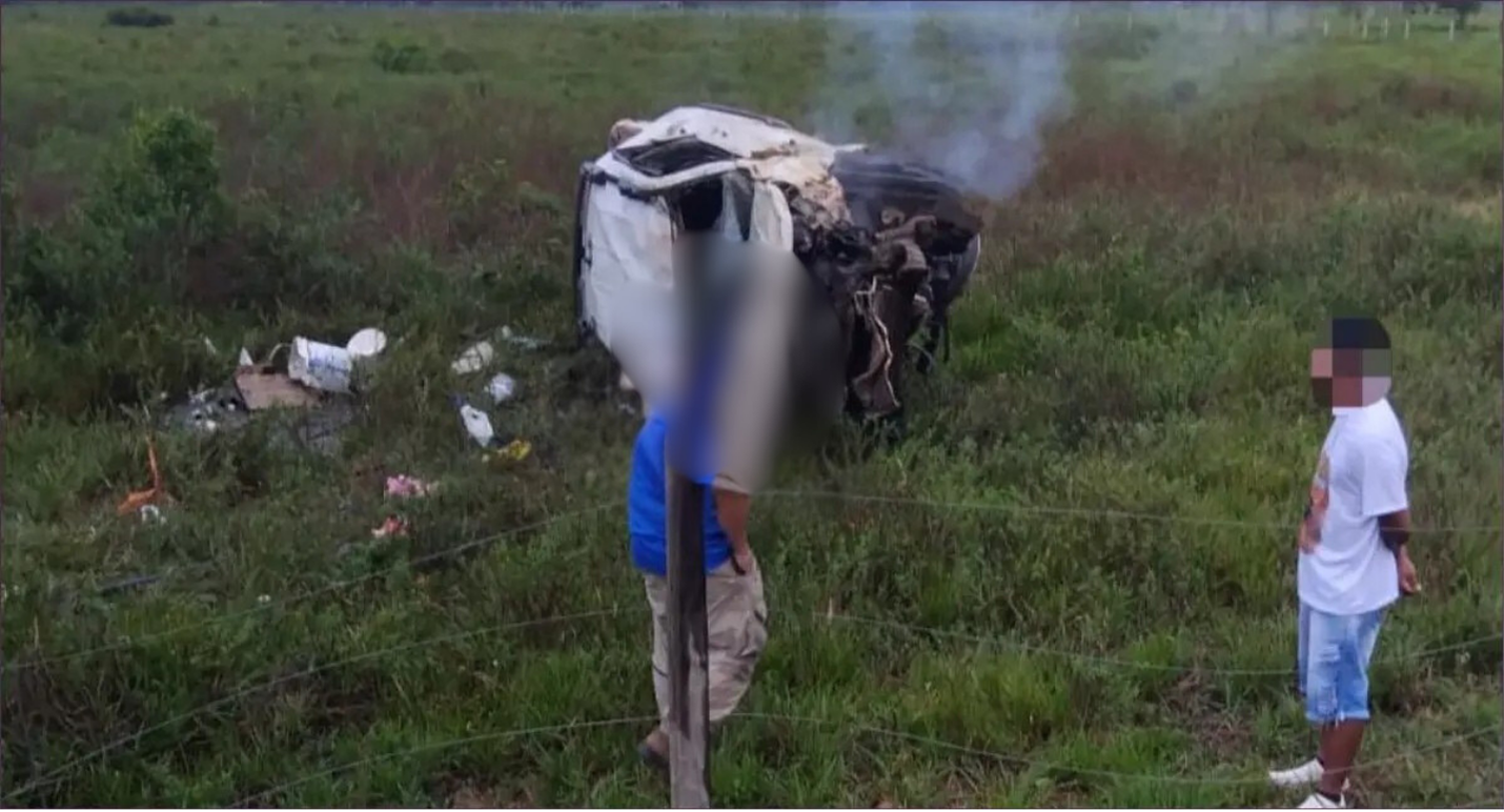 Homem fica ferido após capotamento de caminhonete na BR-319