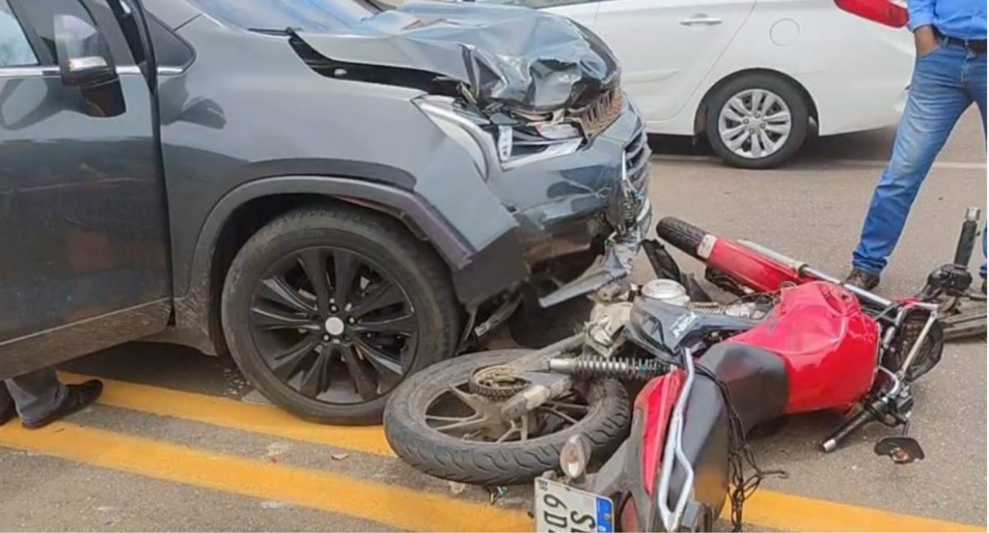 Motoboy fica ferido após colisão entre carro e moto em Porto Velho