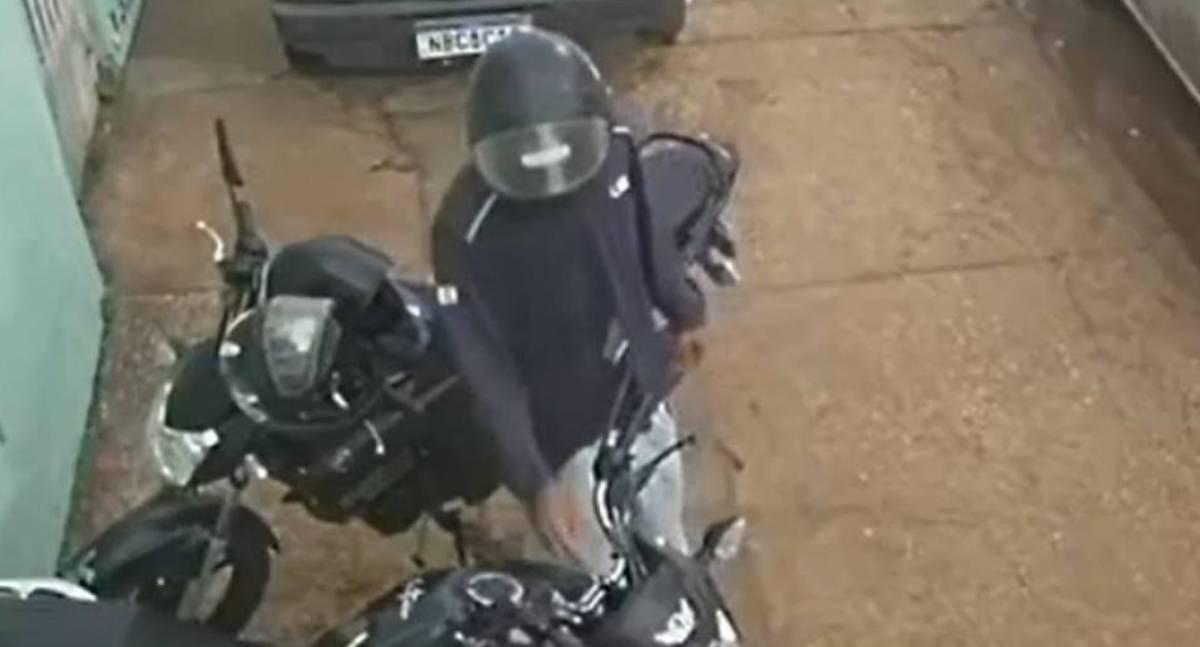 Motocicleta é furtada em estacionamento de supermercado em Vilhena