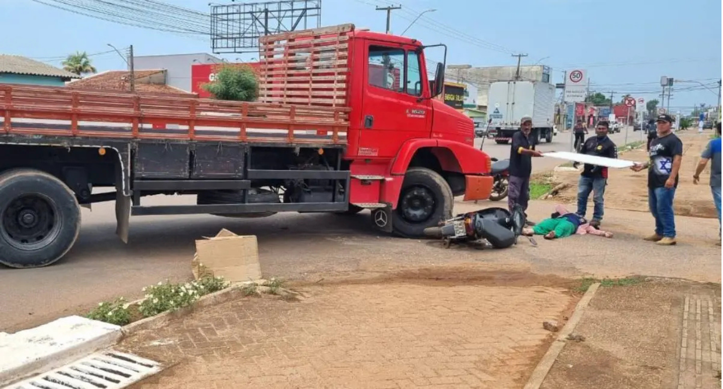 Motociclista é atropelada por caminhão durante conversão em cruzamento de Porto Velho