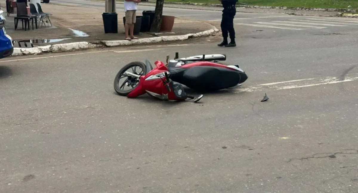 Motociclista sofre queda após colisão em cruzamento de Jaru