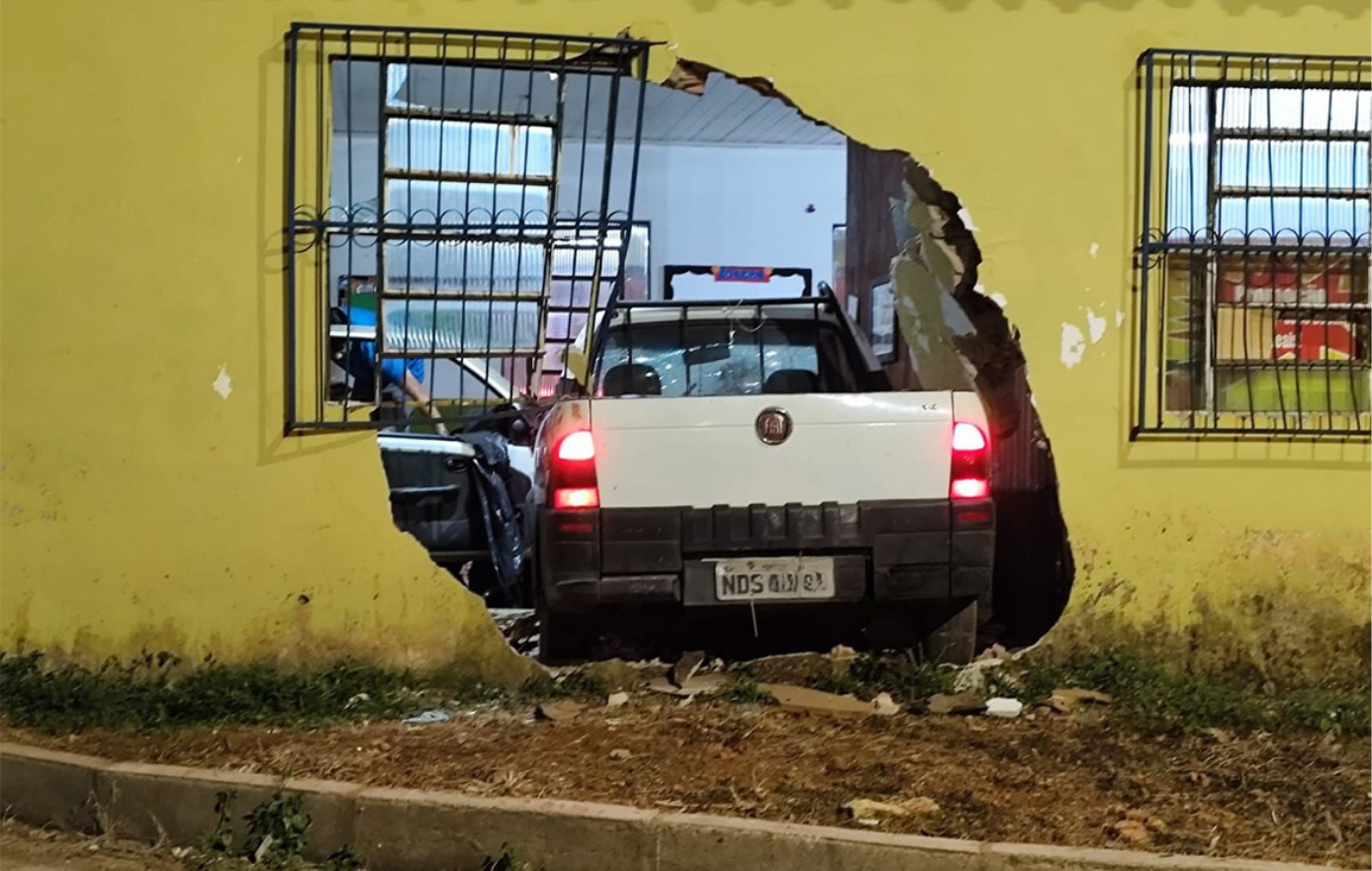 Mulher derruba parte de associação de idosos após acidente em Porto Velho