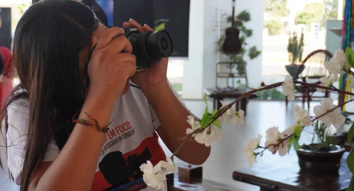 Oficina de fotografia criativa capacita jovens da periferia em Vilhena