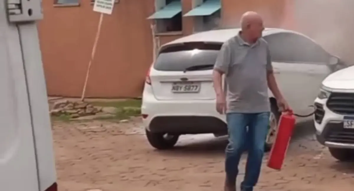 Princípio de incêndio atinge carro no estacionamento do Hospital de Base