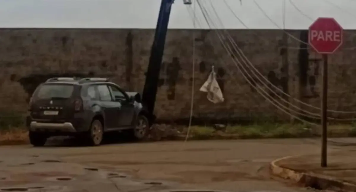 Veículo colide com poste e é abandonado em Vilhena