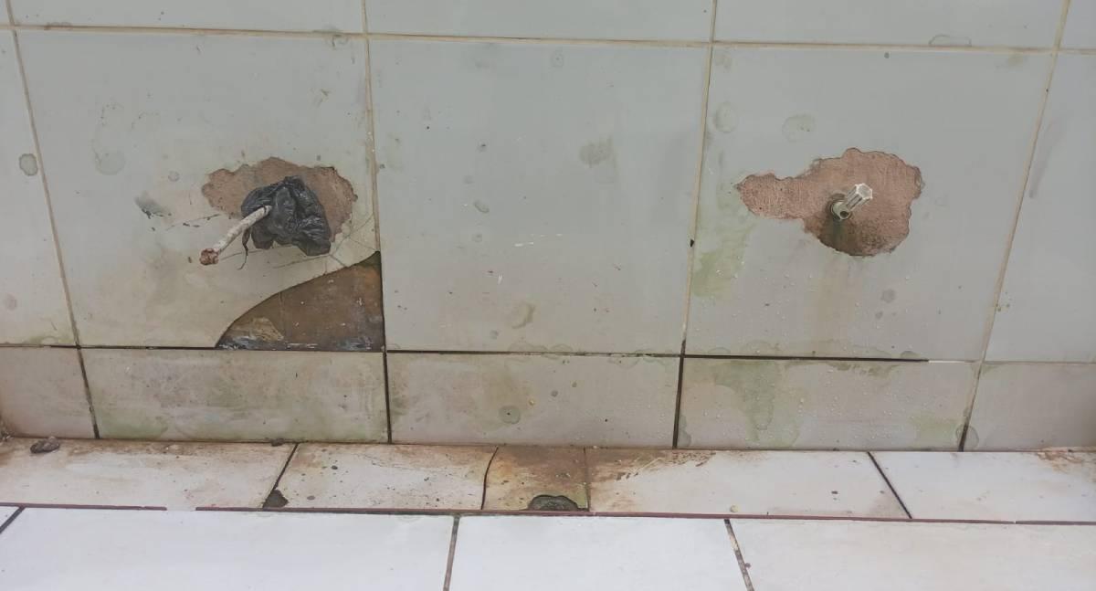 Banheiro do Parque Circuito é destruído e provoca vazamento de água em Porto Velho