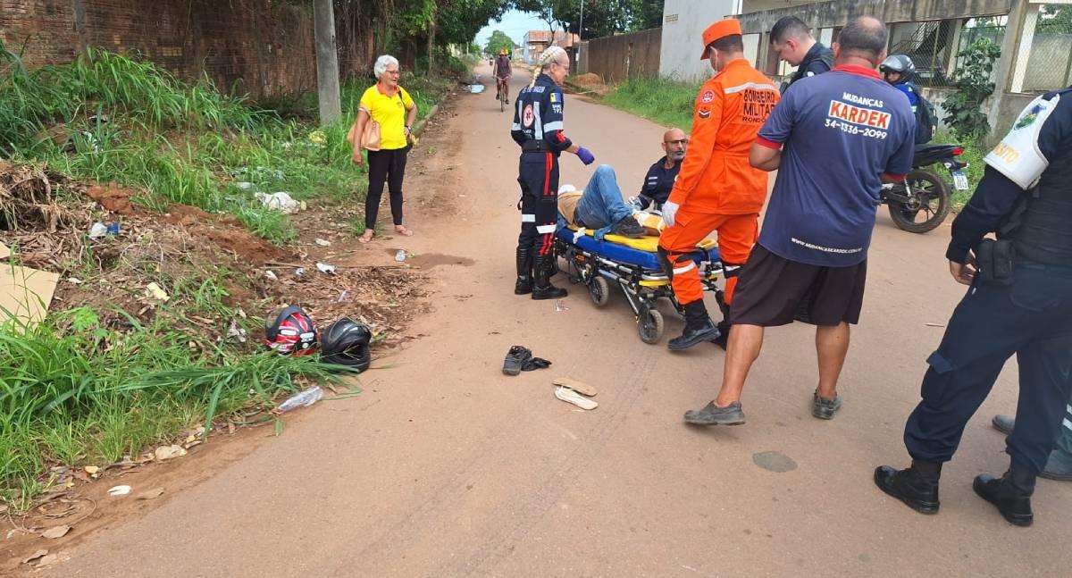 Casal fica gravemente ferido após ser atropelado por caminhão “papa entulhos” na Zona Leste de Porto Velho