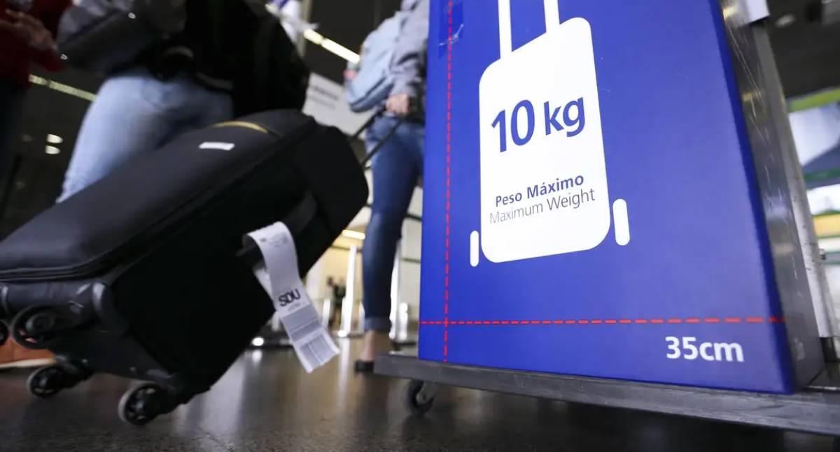 Companhias aéreas são notificadas por nova tarifa “básica” que restringe bagagem de mão