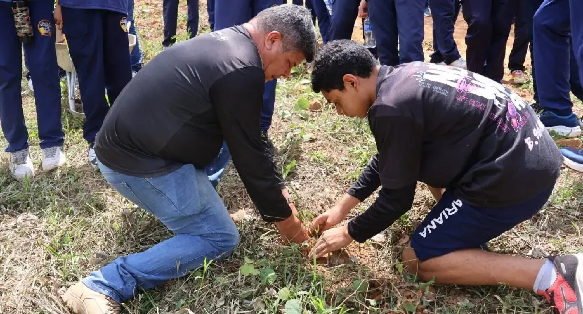 Estudantes participam de visita técnica para preservar nascentes no Parque dos Tanques