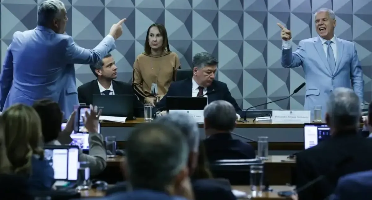 Ex-presidente do INSS evita perguntas e tensiona CPMI