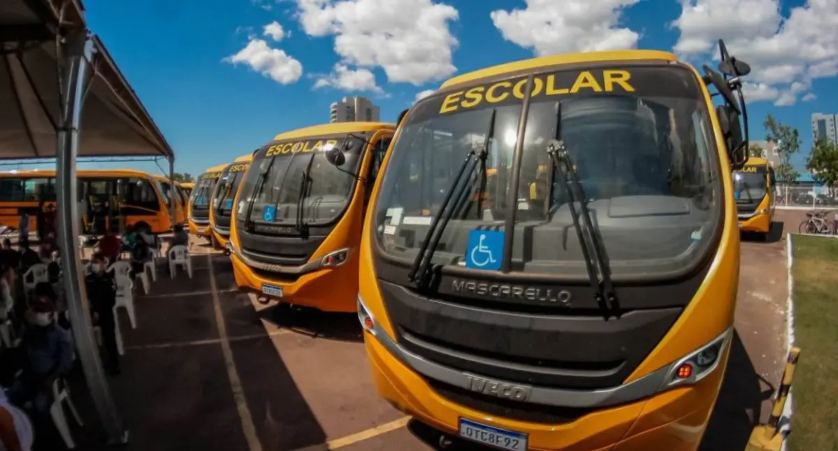 Governo de Rondônia entrega ônibus e embarcações escolares para fortalecer o transporte estudantil