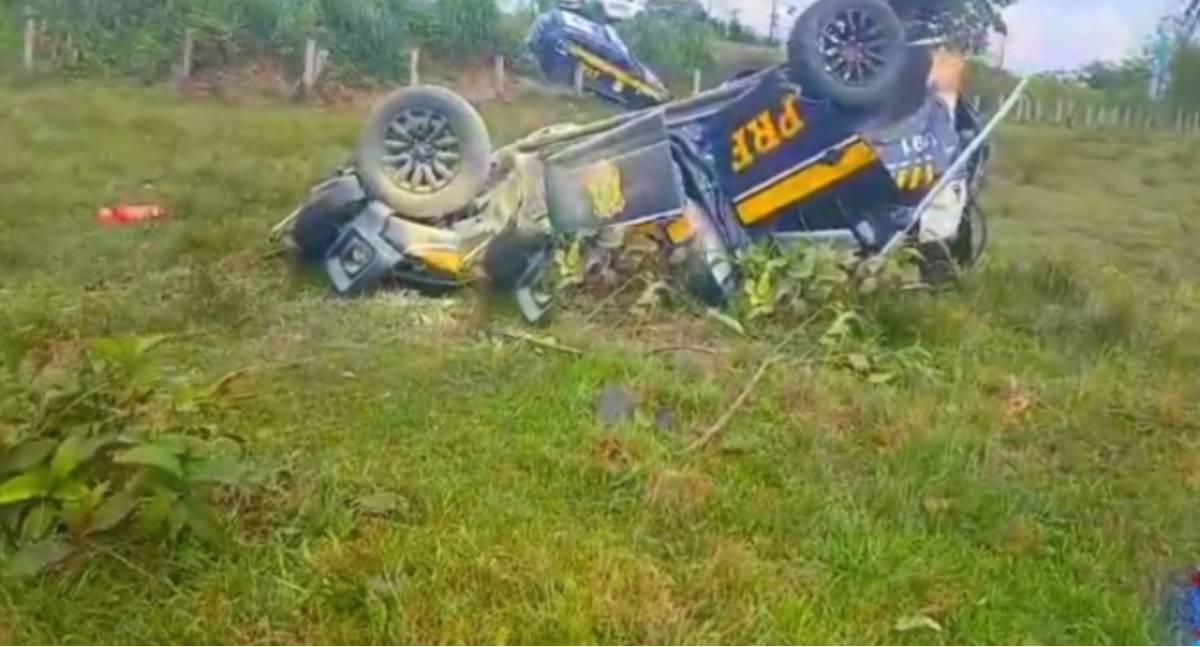 Viaturas da PRF sofrem grave acidente em curva perigosa na BR-364