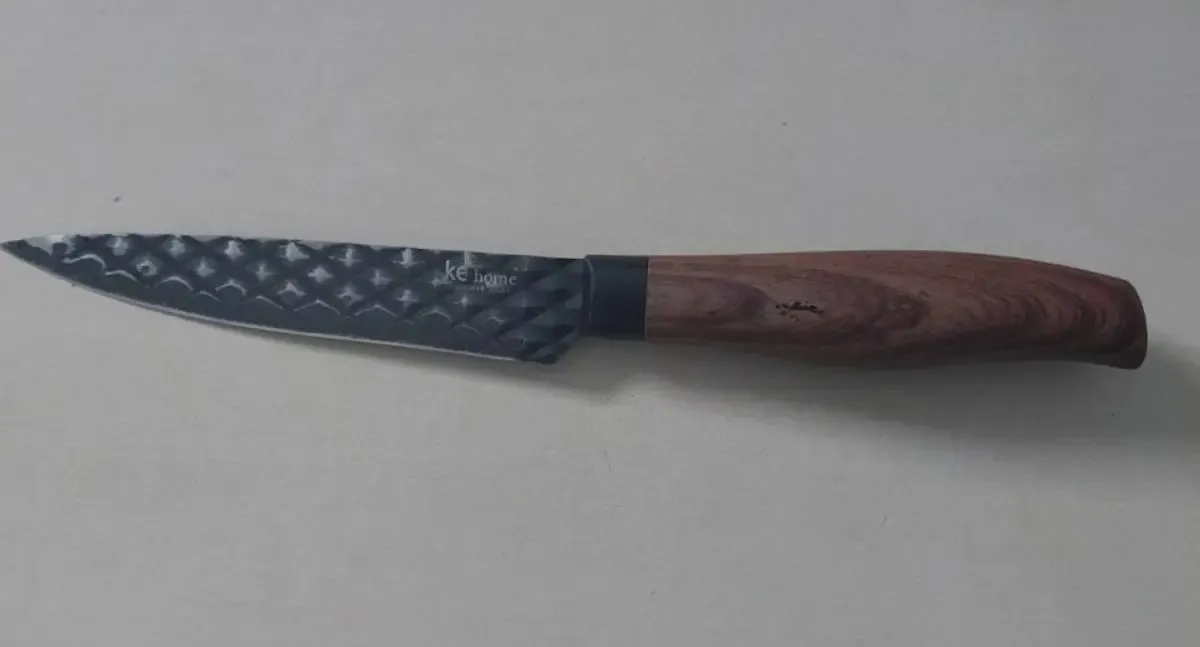 Homem é detido com faca em bar