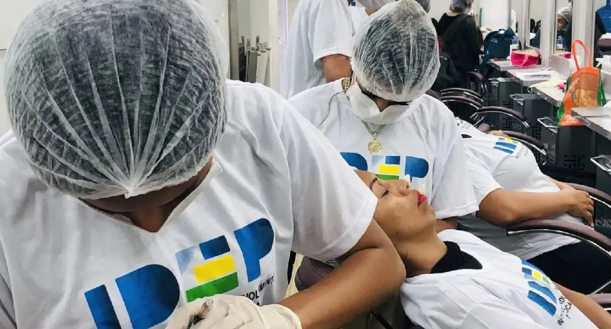 Escola móvel oferece cursos de beleza em Rolim de Moura