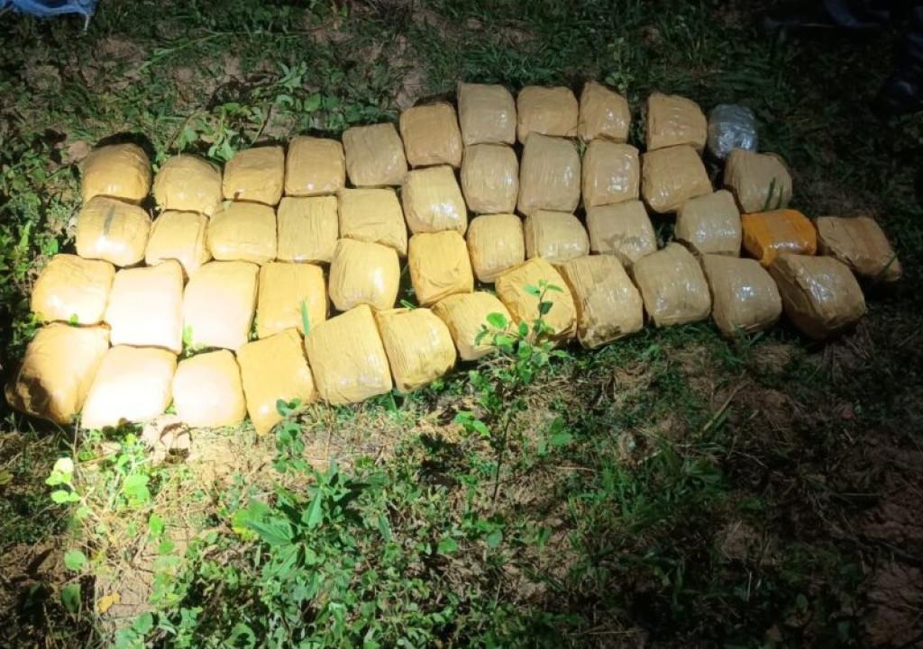 Motorista capota caminhonete com 24 kg de drogas na RO-010 e é preso em flagrante