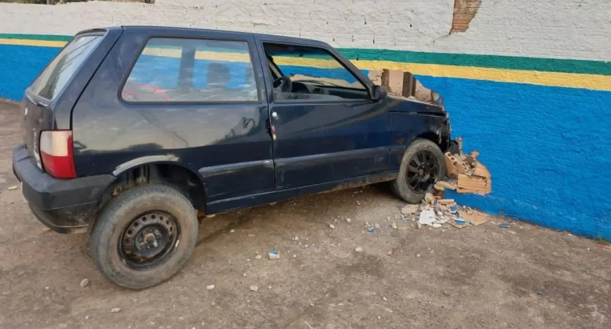 Motorista embriagado colide contra muro de escola em Jaru