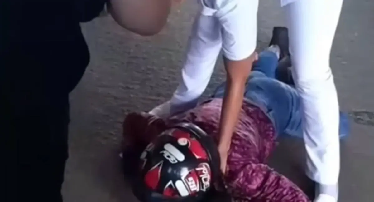 Mulher fica ferida em colisão entre moto e carro no viaduto da Jatuarana, em Porto Velho