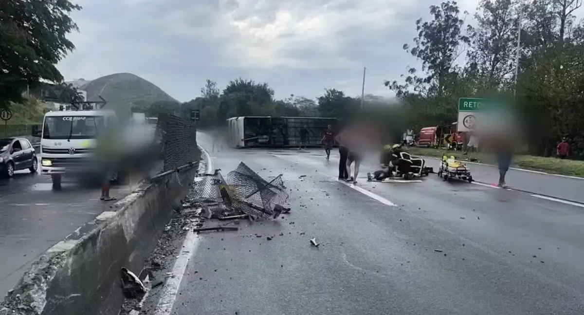 Ônibus com torcedores do Flamengo capota e deixa 16 feridos no RJ