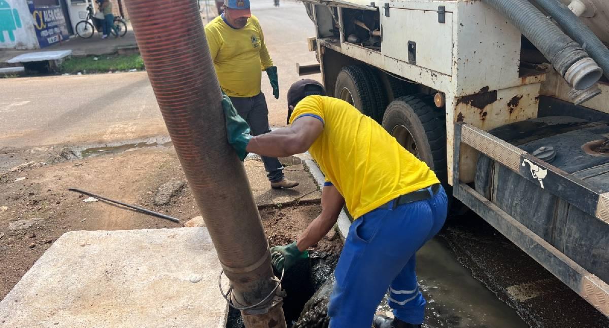 Prefeitura de Porto Velho realiza limpeza de bocas de lobo na zona Leste