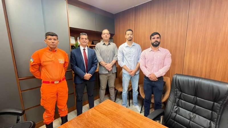Vereador Adalto discute criação do programa Bombeiro Mirim e ações voltadas à juventude em Bandeirantes