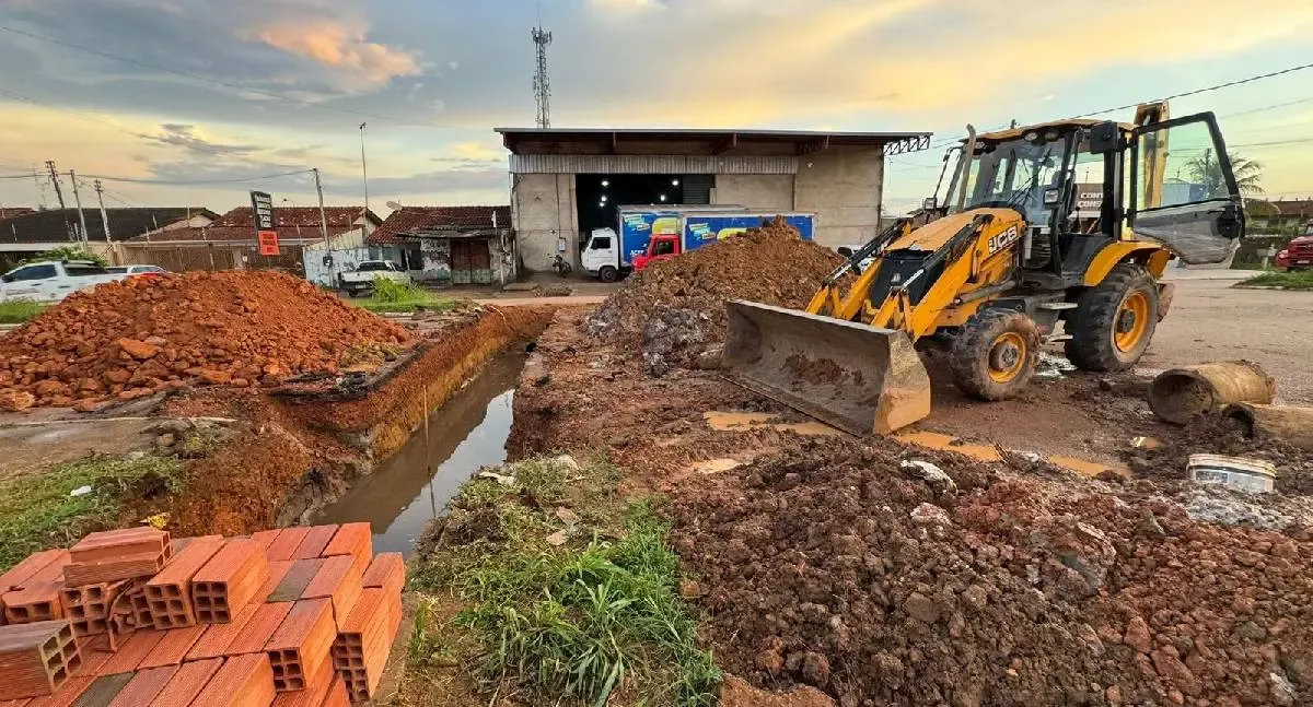 Obras de drenagem começam na rua Delegado Mauro dos Santos após solicitação do vereador Márcio Pacele