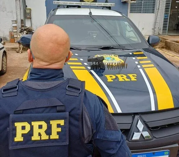 PRF prende motorista por porte ilegal de arma na BR-364