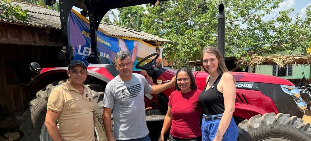 Gislaine Lebrinha entrega trator a associação rural em Monte Negro