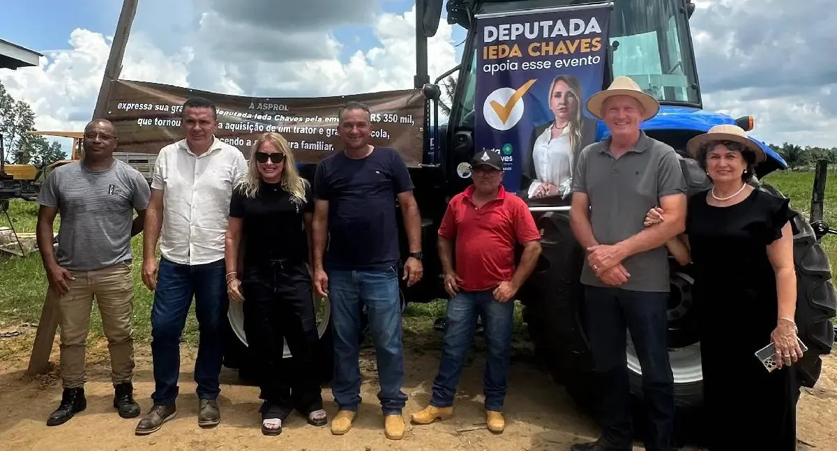 Ieda Chaves entrega trator e grade aradora a produtores de Rio Pardo