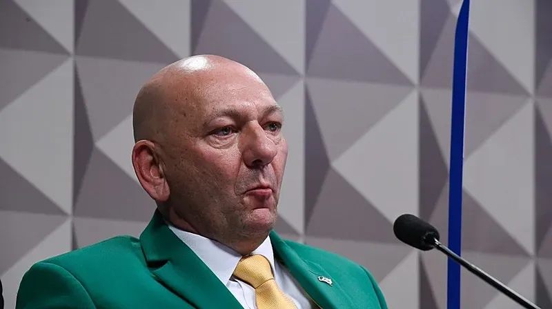 Justiça de Santa Catarina condena Luciano Hang a indenizar Lula por faixas ofensivas
