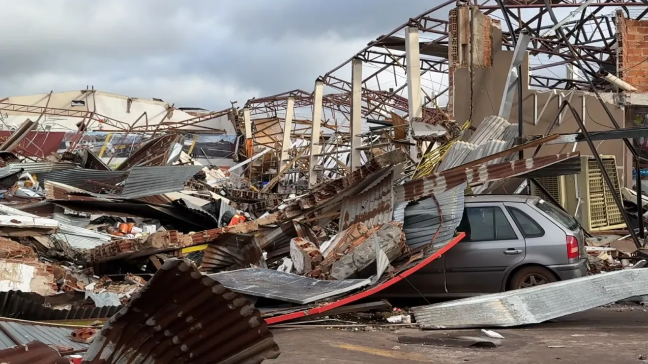 Tornado devastador atinge Rio Bonito do Iguaçu e deixa ao menos seis mortos no Paraná