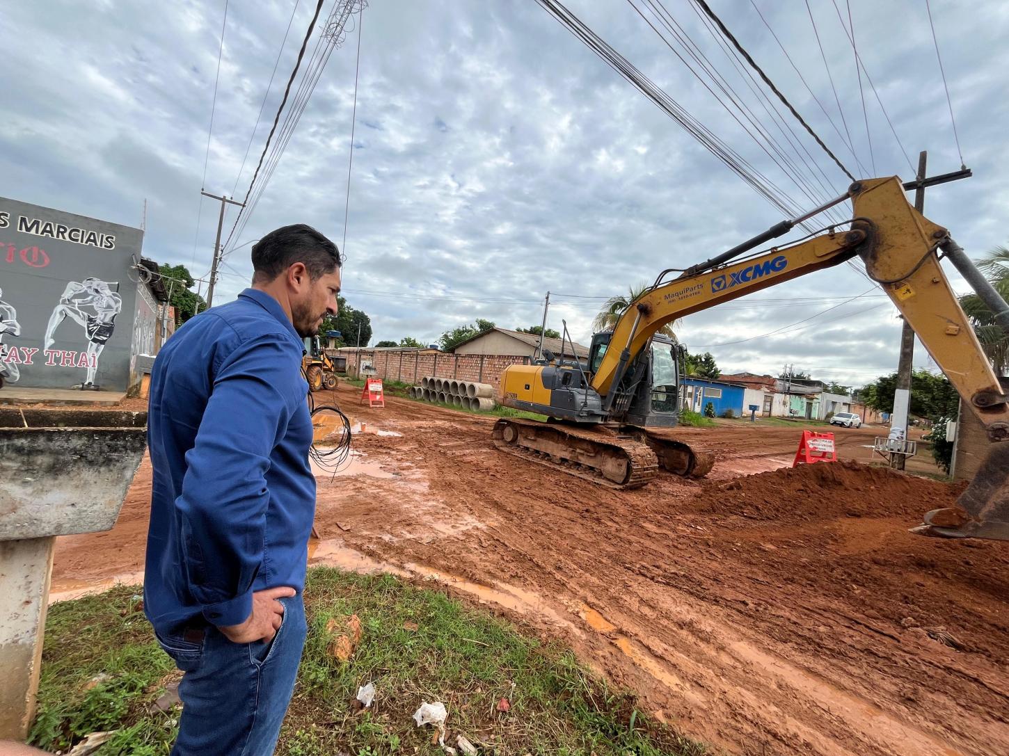 Vereador Márcio Pacele acompanha obras de drenagem no bairro Igarapé
