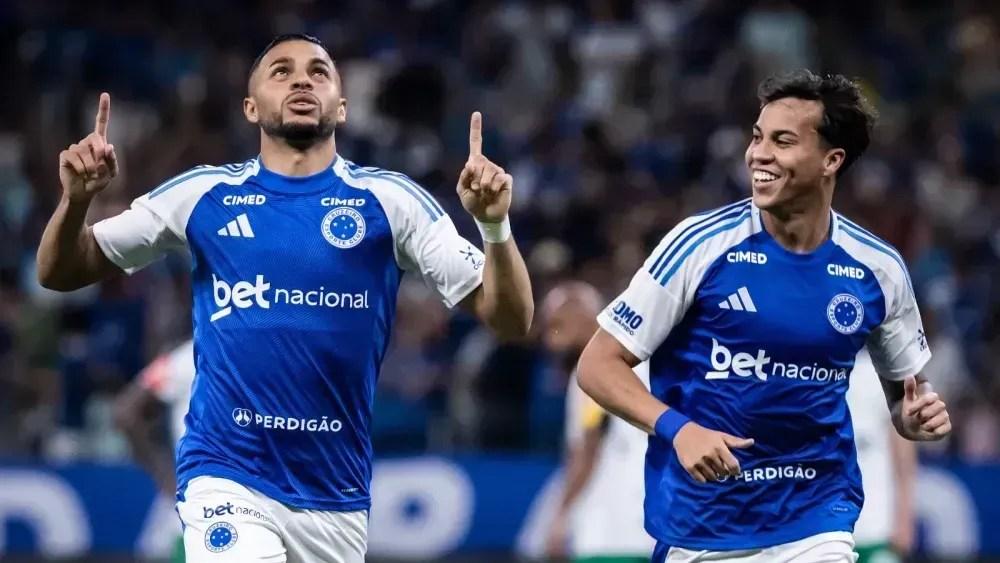 Com estrelas de volta, Cruzeiro goleia o Uberlândia e assume liderança isolada