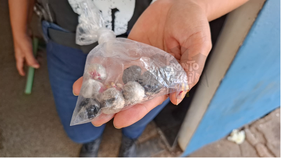Mulher é presa ao tentar entrar com drogas no estômago