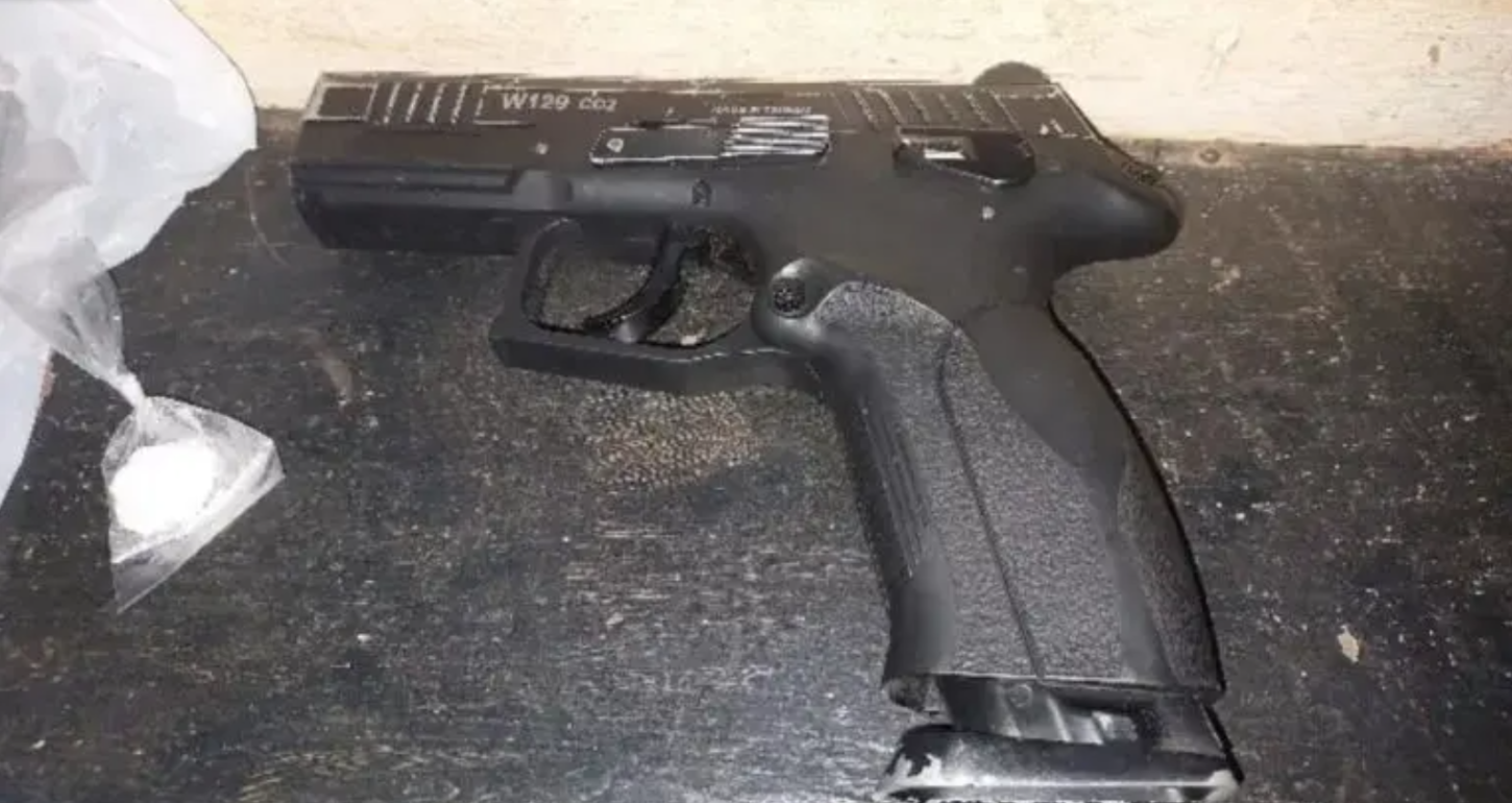 Homem é preso após agredir companheira grávida e ameaçá-la com simulacro de arma em Guajará-Mirim
