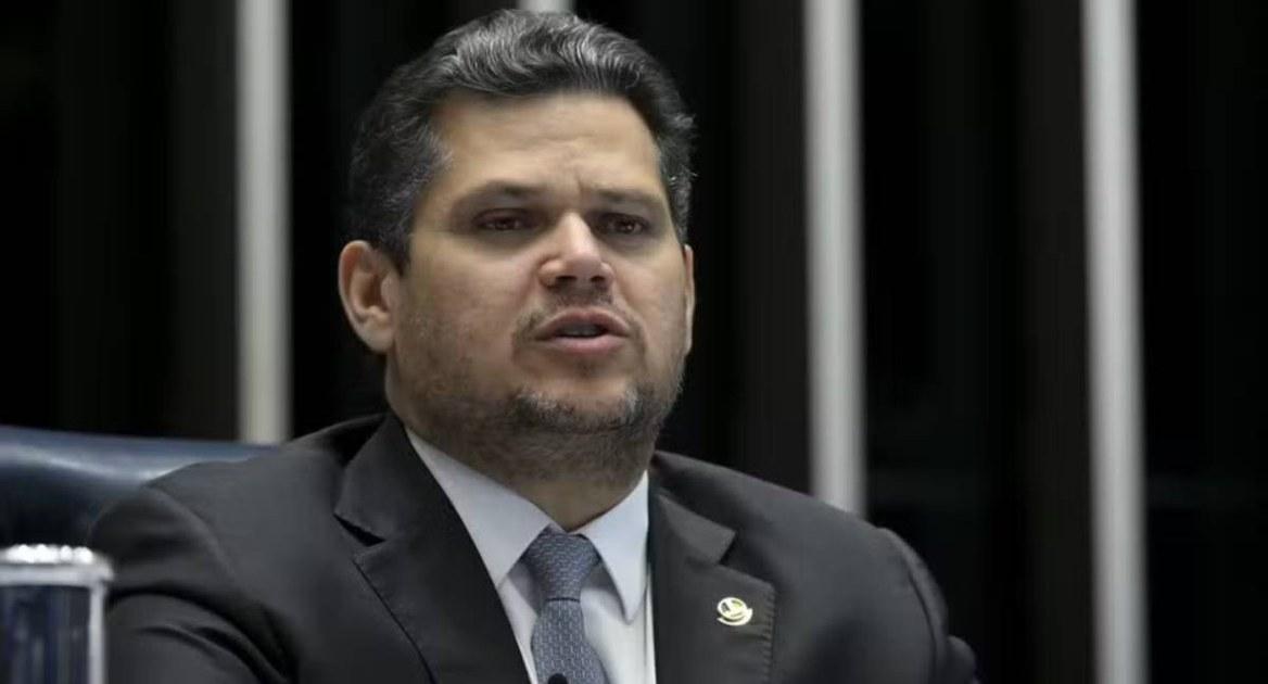 Alcolumbre mantém calendário, porém avanço da direita no Senado dificulta votação da PEC da escala 6x1