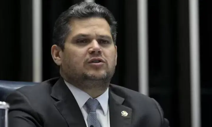 Alcolumbre mantém calendário, porém avanço da direita no Senado dificulta votação da PEC da escala 6x1